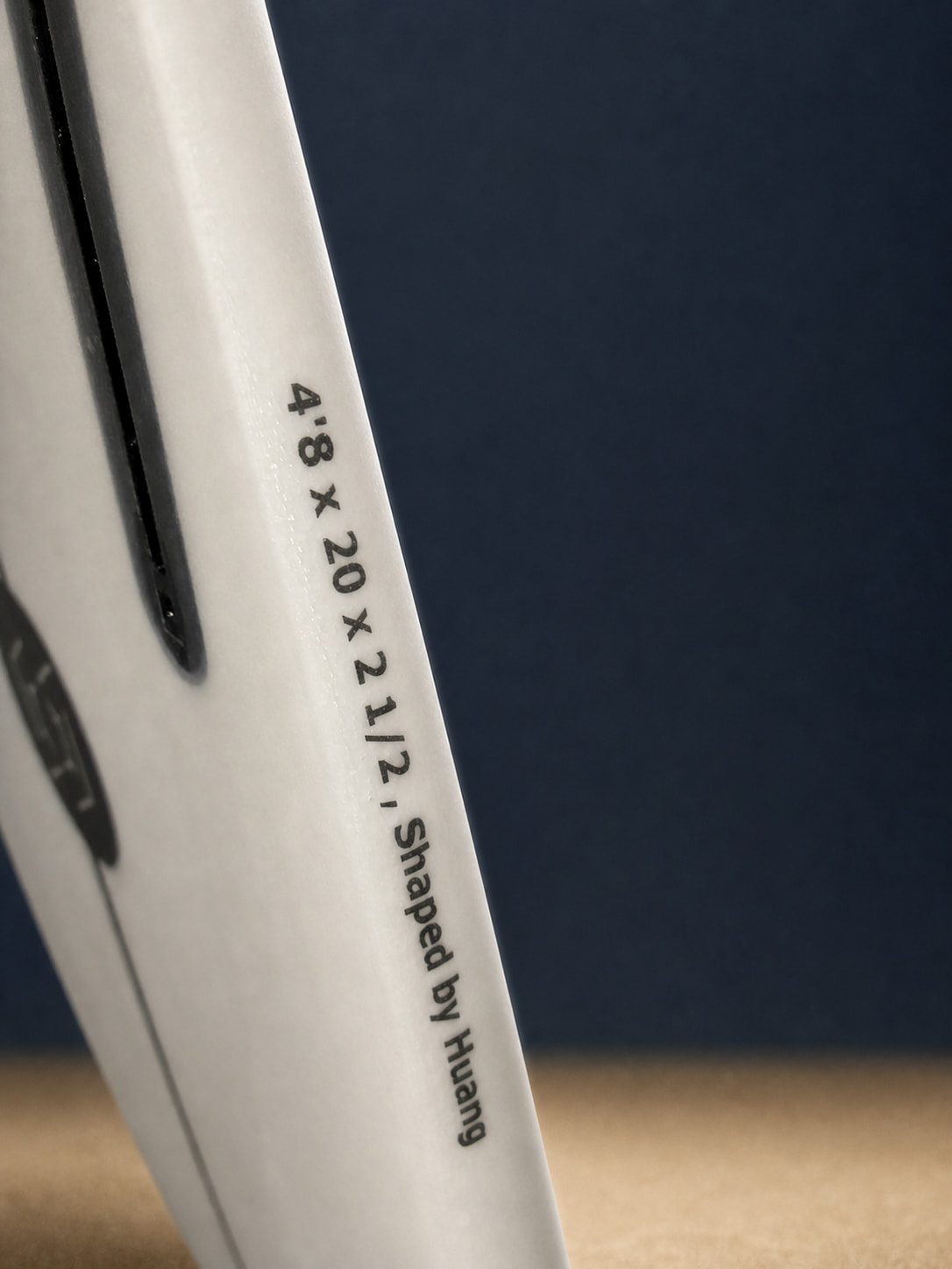 特殊板型 0008的內頁作品影像，呈現板身輪廓與表面細節