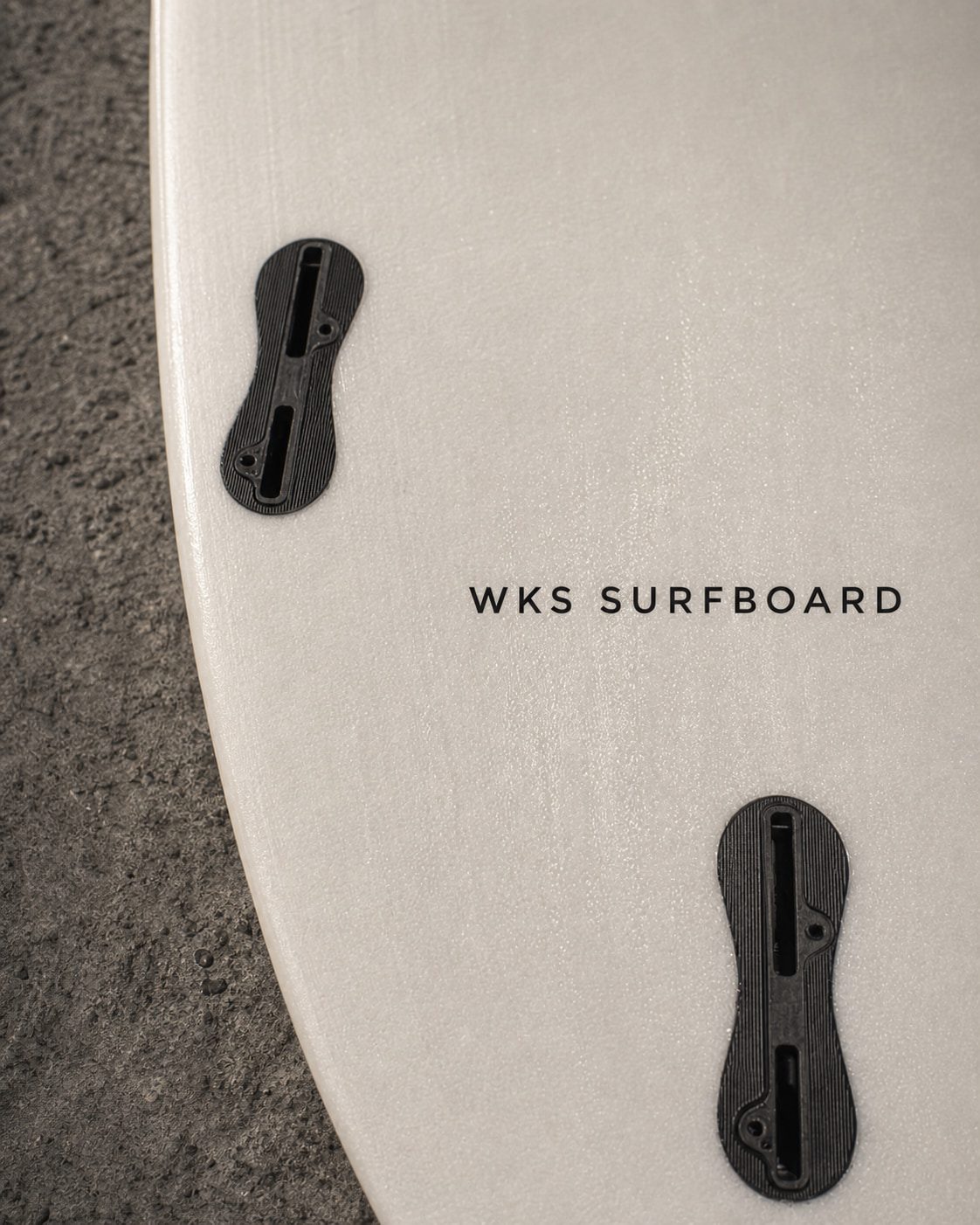 板面線條、WKS SURFBOARD 字樣與兩個尾部配置細節