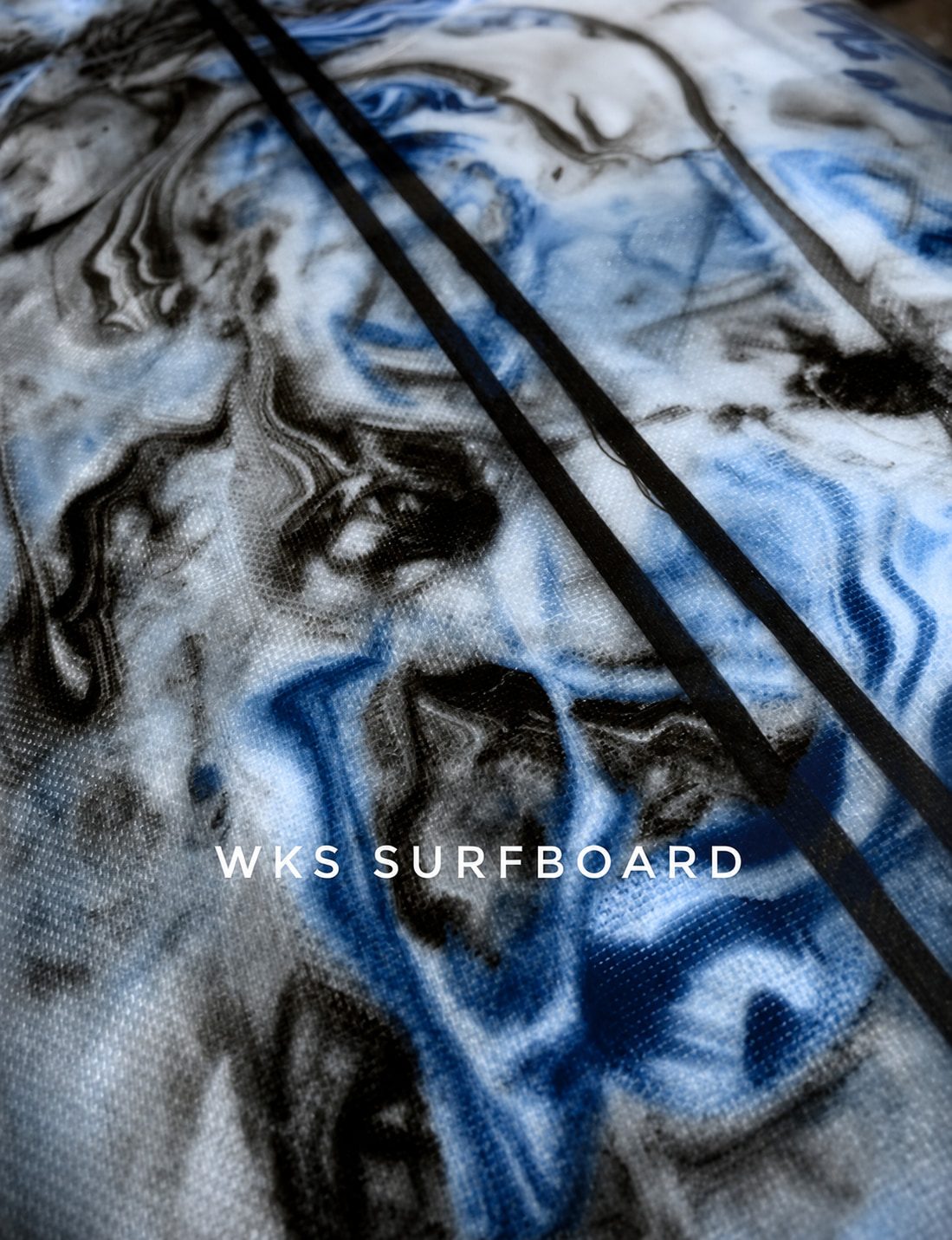 藍黑色板面與 WKS SURFBOARD 字樣的材質特寫